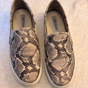 Steve Madden Womens Snakeskin Print Slip-On Sneakers